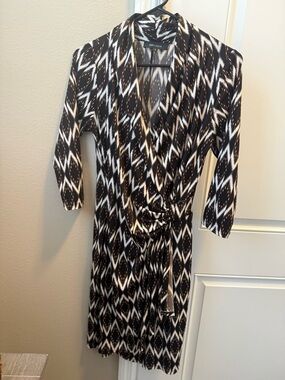 Small Karen Kane Black, White & Brown Ikat Print Wrap Dress 3/4 sleeves